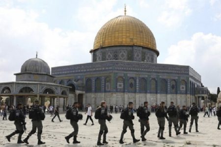 غاصب صہیونی فوجیوں کی پشتپناہی میں مسجد الاقصیٰ پر مسلسل حملے