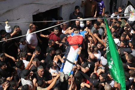 شہید فلسطینی کی نماز جنازہ میں ہزاروں افراد کی شرکت، انتقام کے نعرے