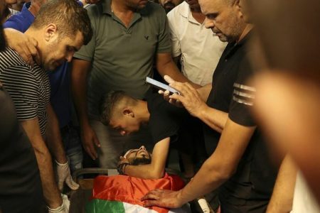 شہید فلسطینی نوجوان علاء الزغل سپرد خاک، جنازہ میں کثیر تعداد شریک