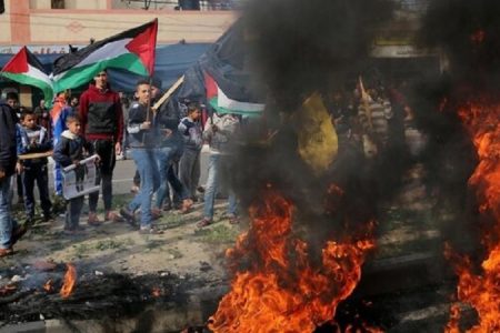 بیت المقدس اور مغربی کنارے میں فلسطینیوں اور صیہونی فوجیوں میں جھڑپیں