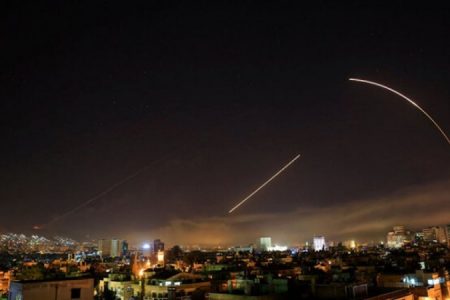 صیہونی حکومت کا دمشق پر ایک اور حملہ، ایئرڈیفنس نے تین میزائل ناکارہ بنا دئیے