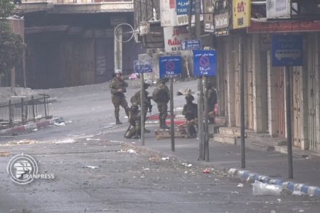 الخلیل میں فلسطینی نوجوانوں اور صیہونی فوجیوں میں جھڑپ