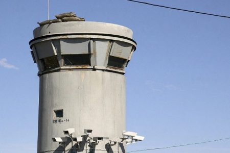 فلسطینی نوجوانوں نے صیہونی فوج کے نگرانی ٹاور کو آگ لگا دی