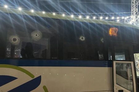 مزاحمت کاروں کی حوارہ میں آباد کاروں کی بس پر فائرنگ