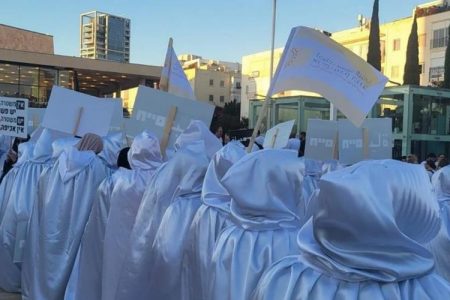 صہیونیوں کے بڑھتے جرائم کے خلاف ہزاروں کفن پوش فلسطینیوں کا احتجاج