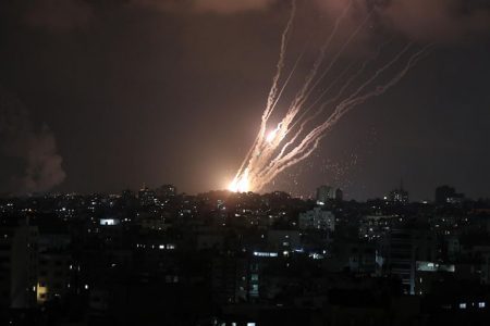 القسام کا عسقلان اور بن گوریون ہوائی اڈے پر 100 راکٹوں سے حملہ