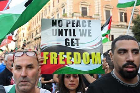 امریکی صدر صیہونیوں اور امریکی اور یورپی عوام مظلوم فلسطینیوں کی حمایت میں سامنے آ گئے