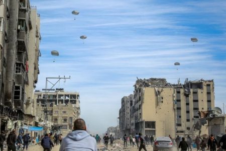 غزہ پر فضائی امداد گرانا انسانیت کی توہین ہے۔۔۔ مصری تجزیہ کار