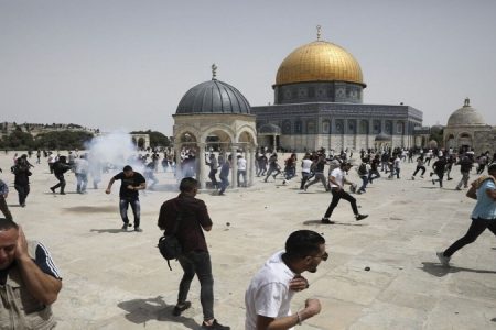 جمعۃ الوداع کے موقع پر صیہونی فوجیوں کا مسجد الاقصی میں فلسطینی نمازیوں پر حملہ