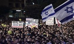 صیہونی قیدیوں کے اہل خانہ کا تل ابیب میں زبردست مظاہرہ، غزہ میں جنگ بندی اور اپنے قیدیوں کی رہائی کا مطالبہ