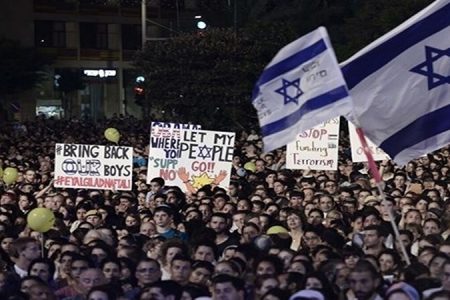 صیہونی قیدیوں کے اہل خانہ کا تل ابیب میں زبردست مظاہرہ، غزہ میں جنگ بندی اور اپنے قیدیوں کی رہائی کا مطالبہ