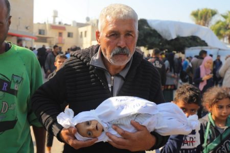 غزہ میں آج صبح ایک رہائشی عمارت پر جارح فوج کی بمباری، انیس افراد شہید ہوئے