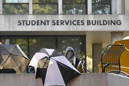 کیلی فورنیا یونیورسٹی کی عمارت پر فلسطین کے حامی امریکی طلبا کا قبضہ