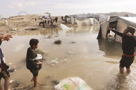 اسرائیلی جارحیت سے بے گھر فلسطینیوں کے خیمے بارشوں سے تباہ
