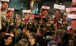 غزہ کے خلاف جنگ شروع ہونے پر صہیونی قیدیوں کے اہل خانہ کا اعتراض