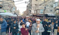 اسرائیلی بمباری کے سائے میں فلسطینیوں کی نماز عید